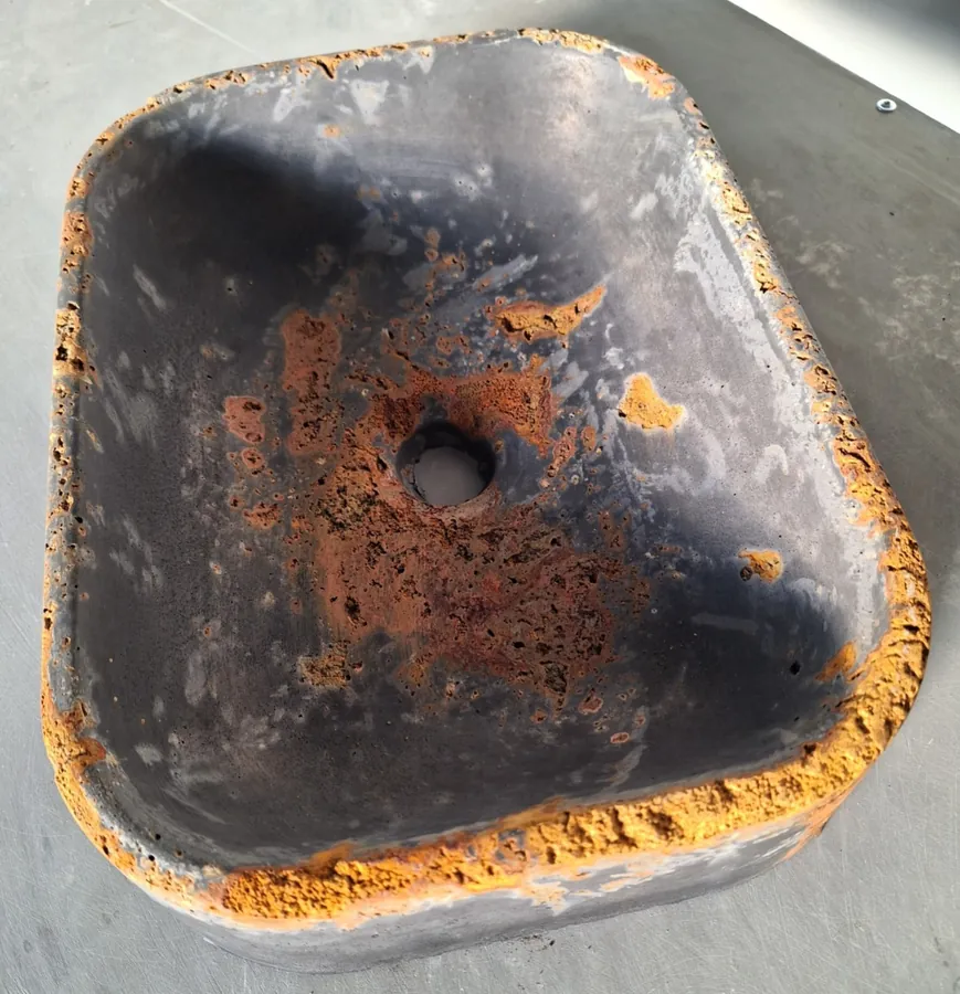 Concrete sink with dark rust-effect finish